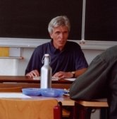 Herr Dil�ner pa�t auf.