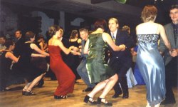 Die Abiturienten f�hren eine Tanzeinlage vor.