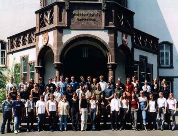 Abiturjahrgang vor der Goetheschule